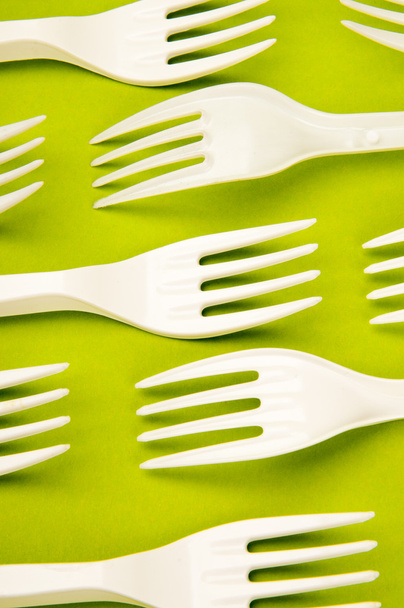 Plastic forks on green background - Φωτογραφία, εικόνα