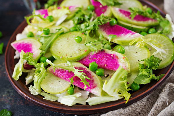 Salada de rabanete, pepino e folhas de alface. Comida Vegan. Menu dietético
. - Foto, Imagem