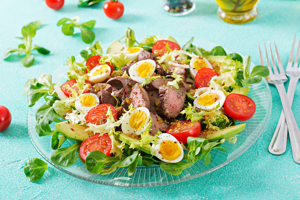 Sıcak salatası tavuk karaciğer, avokado, domates ve Bıldırcın yumurta. Sağlıklı yemek. Diyet menüsü. - Fotoğraf, Görsel