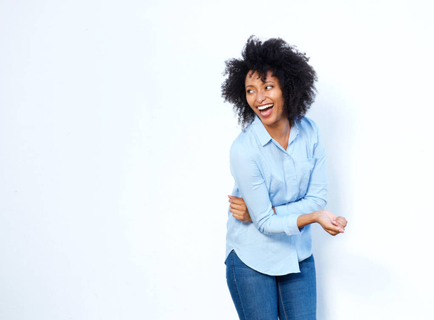 Πορτρέτο του χαρούμενος νεαρός αφρικανική αμερικανική γυναίκα γέλιο σε λευκό φόντο - Φωτογραφία, εικόνα