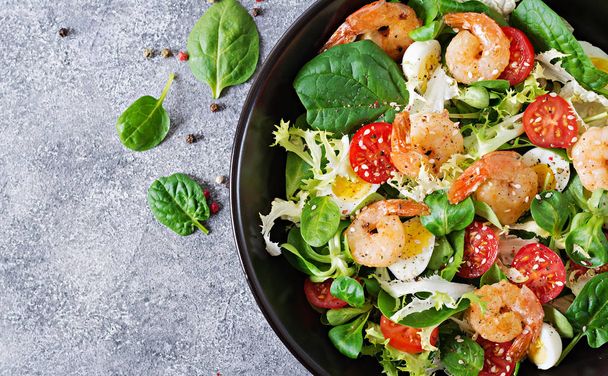 Healthy salad plate. Fresh seafood recipe. Grilled shrimps and fresh vegetable salad and egg. Grilled prawns. Healthy food. Flat lay. Top view - Фото, зображення
