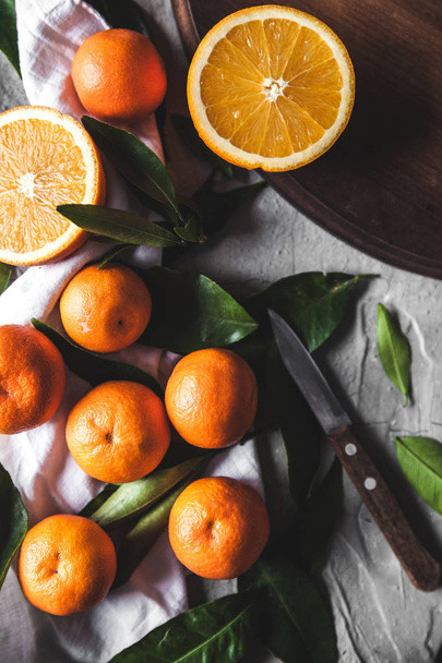 Citrus na mesa: mandarim, tangerina com uma faca. Frutos frescos e orgânicos suculentos
. - Foto, Imagem