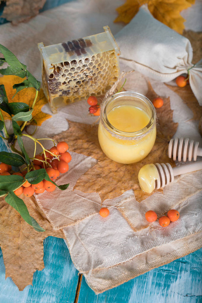 Rowan marjat, lasi hunajaa ja hunajakenno säkkikangas
. . - Valokuva, kuva