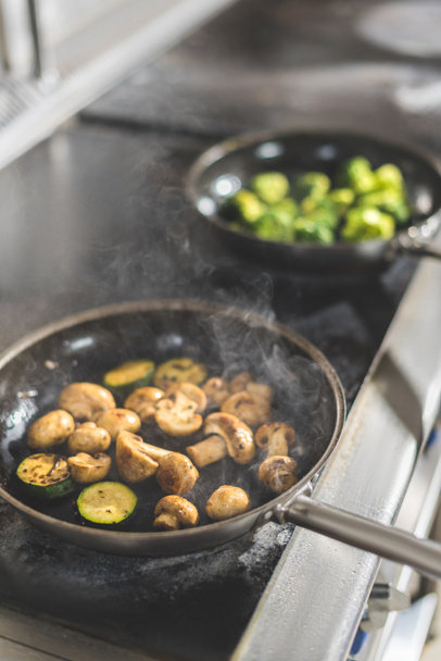 légumes sur les poêles à frire sur la cuisinière au restaurant cuisine
 - Photo, image