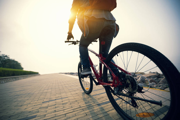 cyclist riding mountain bike in the sunrise coast - Zdjęcie, obraz
