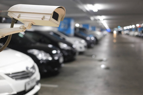 CCTV kamera bulanık otomobil park ve bokeh ışık üzerinde. - Fotoğraf, Görsel