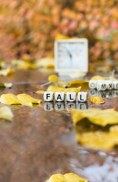 Word FALL est composé de lettres en bois
. - Photo, image