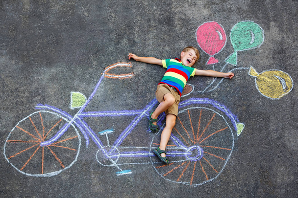 little kid boy having fun with bike chalks picture  - Foto, afbeelding