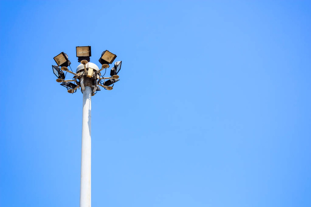 Farola de alumbrado público o foco contra fondo azul del cielo
 - Foto, Imagen
