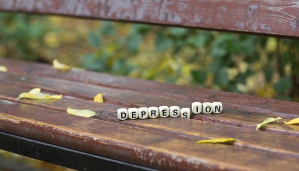 Word ahşap harflerden oluşan depresyon. - Fotoğraf, Görsel
