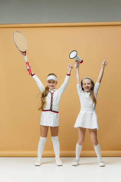 Portret van twee meisjes als tennisspelers houden tennisracket. Studio schoot. - Foto, afbeelding