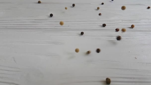 zwarte peper erwten spice vliegt op een witte achtergrond, - Video