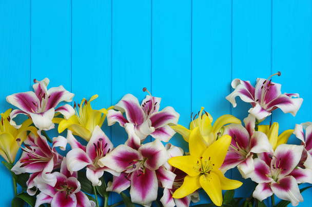 květiny lilie na Dřevěná prkna - Fotografie, Obrázek