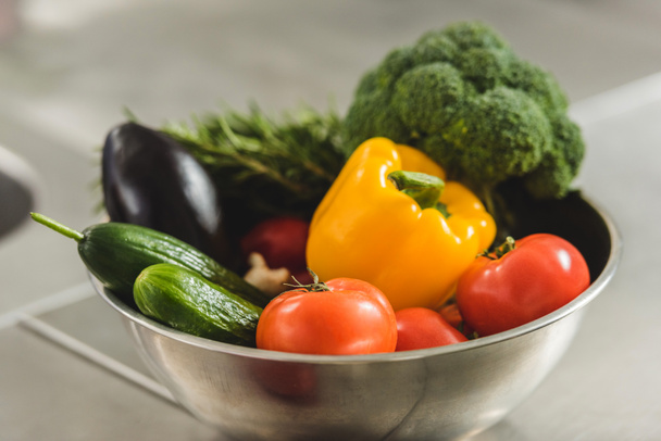 Miska z dojrzałych ekologicznych warzyw na stole - Zdjęcie, obraz
