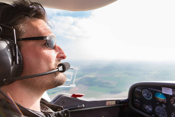 Pilota Sportivo che vola il suo aereo con fiducia
 - Foto, immagini