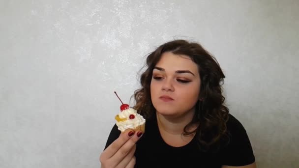 krásné plné dívka s dortem - Záběry, video