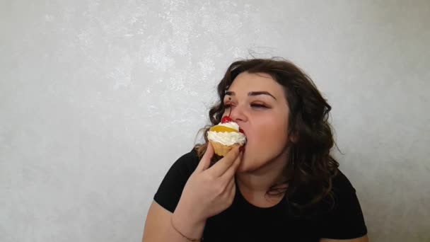 gyönyörű teljes lány egy sütemény - Felvétel, videó