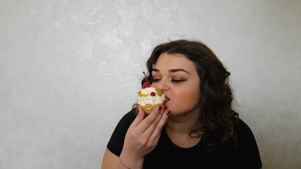 όμορφο κορίτσι γεμάτο με μια τούρτα - Πλάνα, βίντεο