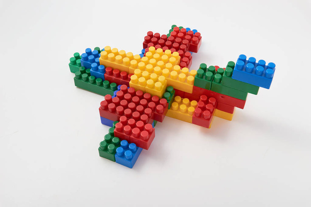 figuras de un diseñador de cubos de colores sobre un fondo blanco
 - Foto, Imagen