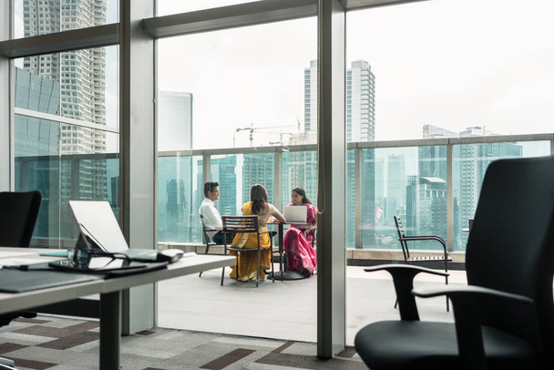 Trois employés indiens pendant la pause sur la terrasse d'un immeuble d'affaires moderne
 - Photo, image