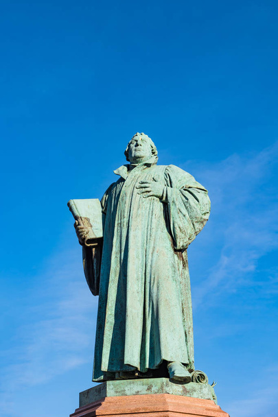 Статуя Мартина Лютера в Магдебурге, Германия
 - Фото, изображение