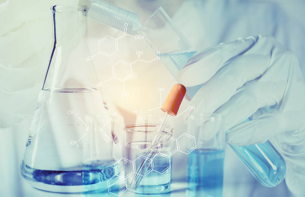 Forscher mit gläsernen chemischen Reagenzgläsern mit Flüssigkeit für analytische, medizinische, pharmazeutische und wissenschaftliche Forschungskonzepte. - Foto, Bild