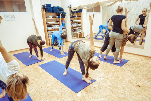 Novokuzneck, Russia, 30.01.2018: group yoga class - Φωτογραφία, εικόνα