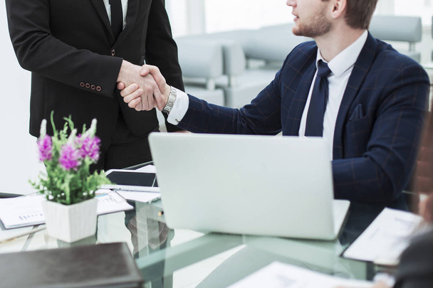  handshake between colleagues in the workplace in a modern office - Foto, Bild