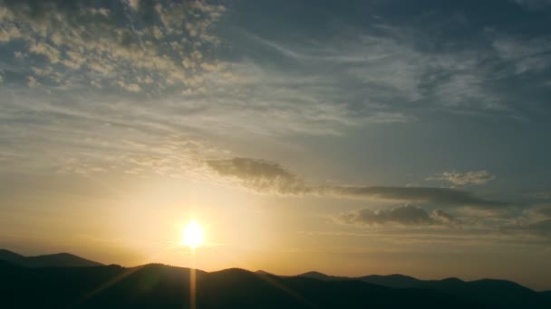 Een time-lapse van een zonsopgang over de Karpaten. - Video