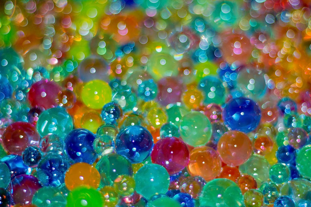      un montón de bolas de vidrio de colores de diferentes tamaños como fondo con un brillo agradable y bokeh
 - Foto, Imagen