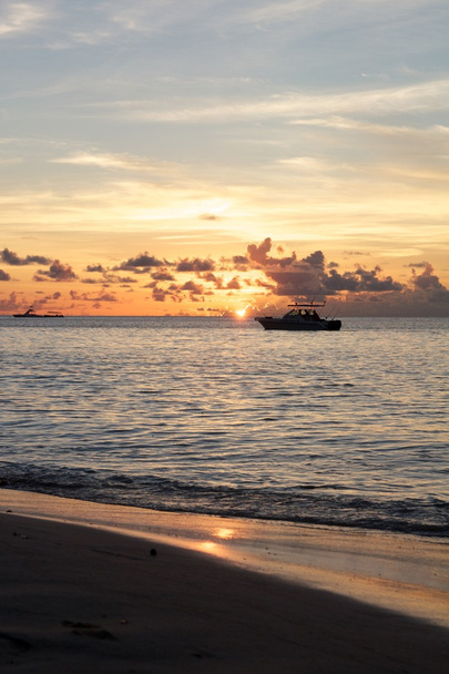 Vene auringonlaskun aikaan 2
 - Valokuva, kuva