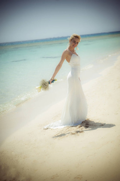 Όμορφη νύφη την ημέρα του γάμου μια τροπική παραλία - Φωτογραφία, εικόνα