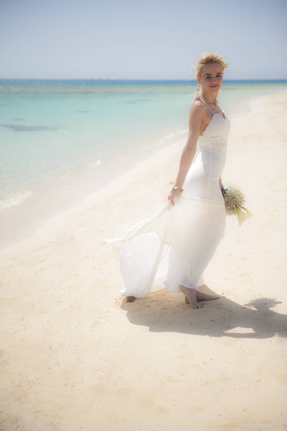 Belle mariée sur une plage tropicale jour de mariage
 - Photo, image