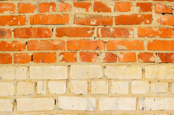    parte de la pared con mampostería de ladrillo naranja
 - Foto, Imagen