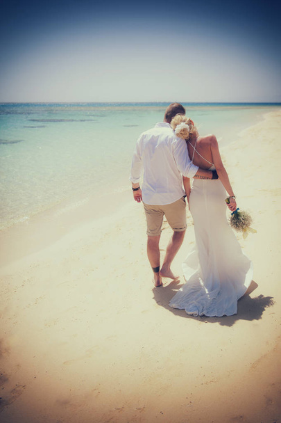 Piękny ślub para na tropikalnej plaży ślubu - Zdjęcie, obraz