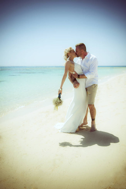 Hermosa pareja casada en un día de boda de playa tropical
 - Foto, imagen