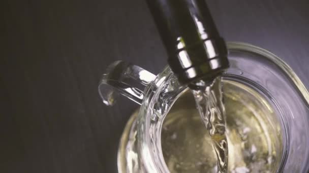 Fehér bor önti, a decanter felülnézet - Felvétel, videó
