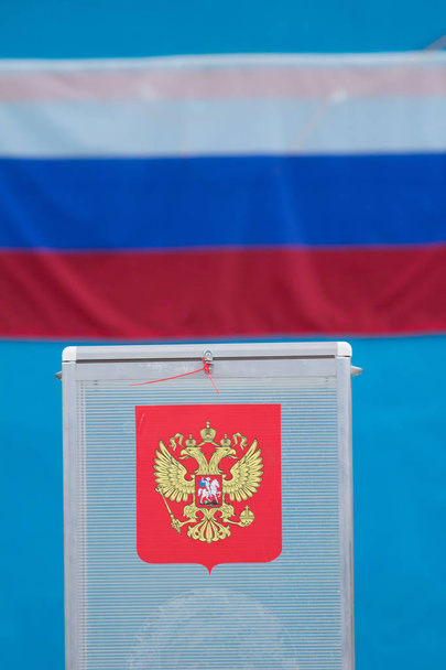 Wybory prezydenckie - głosowania pudełko z przodu flaga Rosyjska karty do głosowania - Zdjęcie, obraz