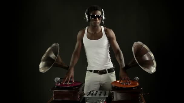 süper cool adam DJ'ler retro gramofonlar ile - Video, Çekim