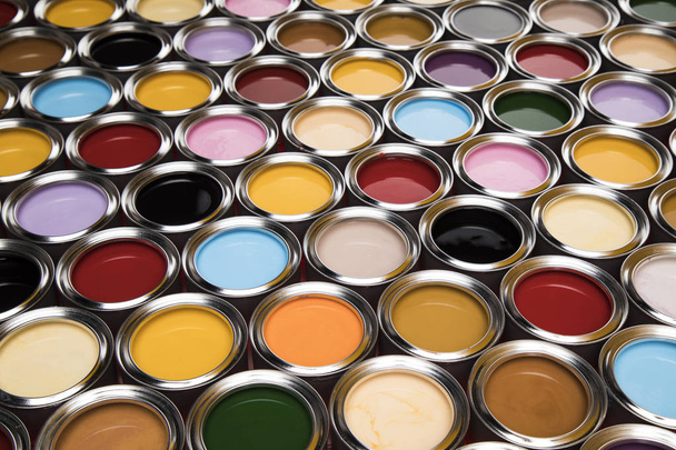 Renkli metal teneke kutulardan oluşan yaratıcılık kavramı grubu - Fotoğraf, Görsel