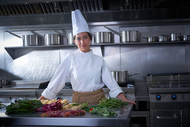 Chef woman portrait kitchen in restaurant kitchen - Foto, afbeelding