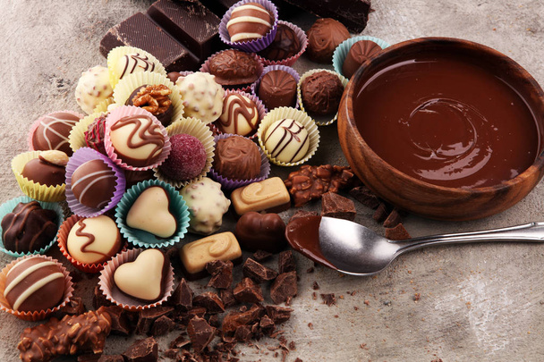 una gran variedad de pralinés de chocolate, confitería belga chocolate gourmet
 - Foto, imagen