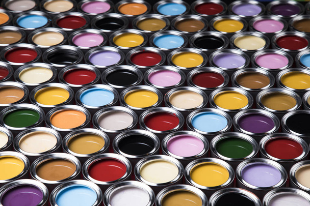 Groep blikken van tin metaal met kleurverf - Foto, afbeelding