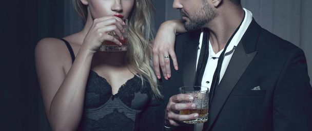 Bohatý muž s milencem u nápoje v nočním klubu - Fotografie, Obrázek