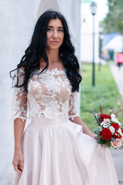 beautiful young bride holding flowers - Φωτογραφία, εικόνα