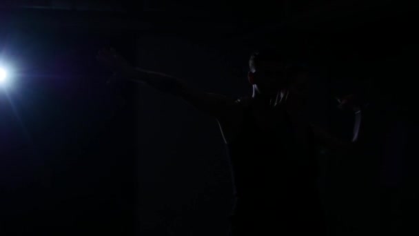 silhouette d'un couple qui danse dans la salle d'entraînement
 - Séquence, vidéo