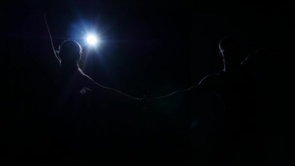 silhouet van een paar die danst in de trainingsruimte - Video