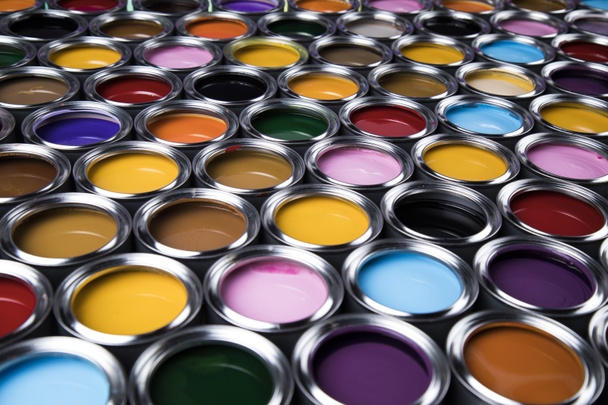 Renkli metal teneke kutulardan oluşan yaratıcılık kavramı grubu - Fotoğraf, Görsel