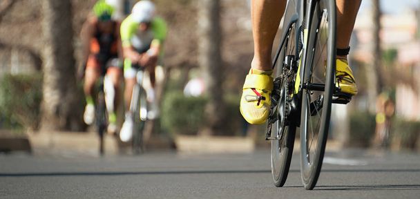 Competencia ciclista, atletas ciclistas que montan una carrera, bicicleta de carreras durante la competencia Ironman.
 - Foto, imagen