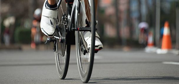 Competencia ciclista, atletas ciclistas que montan una carrera, bicicleta de carreras durante la competencia Ironman.
 - Foto, imagen